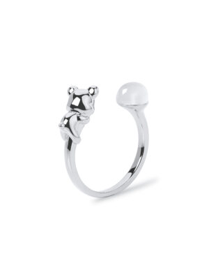 FREQNC atelier cuddly bear ring in sterling silver with a moonstone