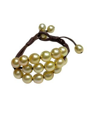 Bracelet with three rows of golden Australian pearls on hand-rolled leather, adjustable clasp.