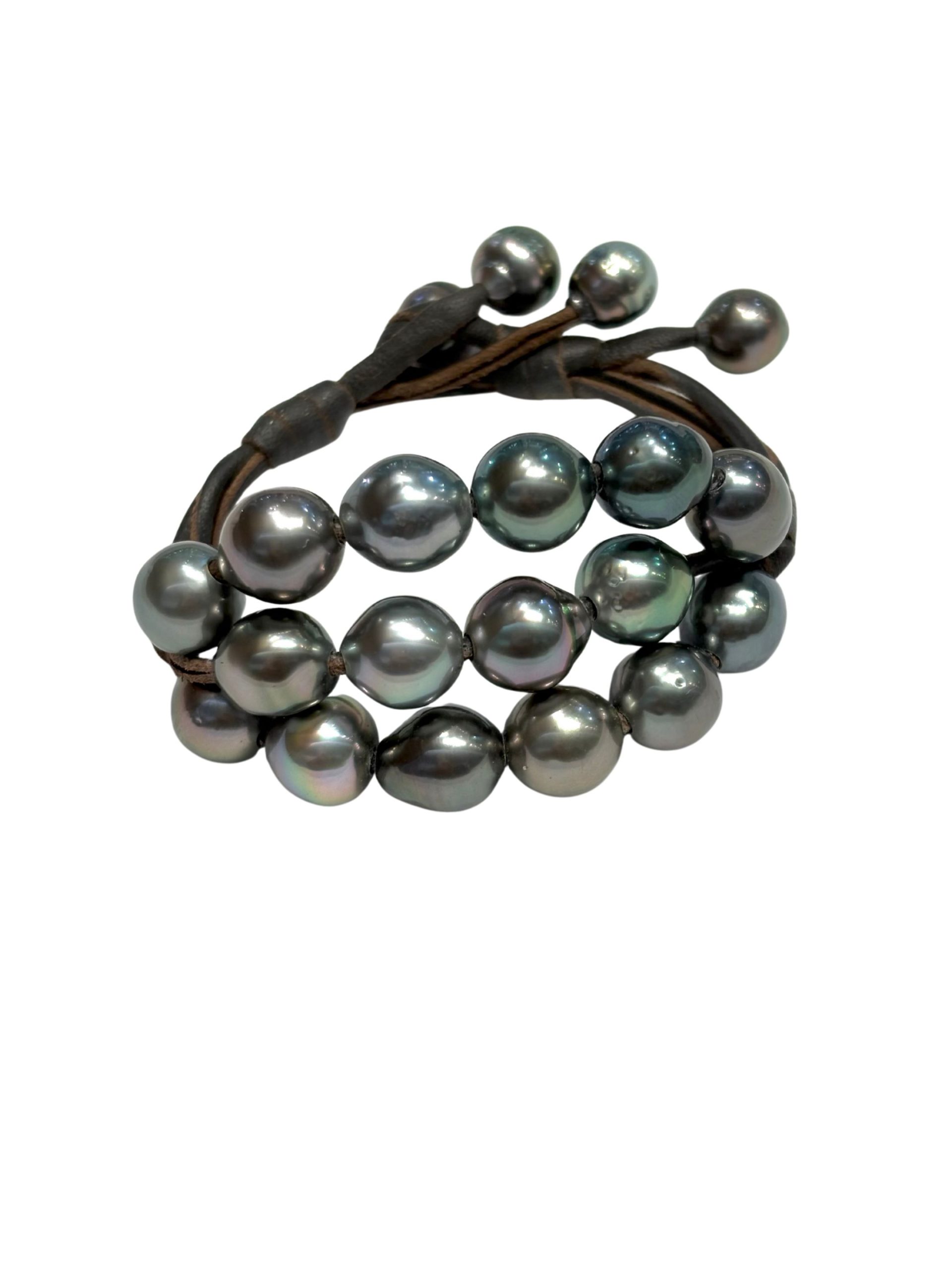 Bracelet with three rows of semi-baroque Tahitian pearls mounted on rolled leather, adjustable clasp for 15–18 cm wrists.