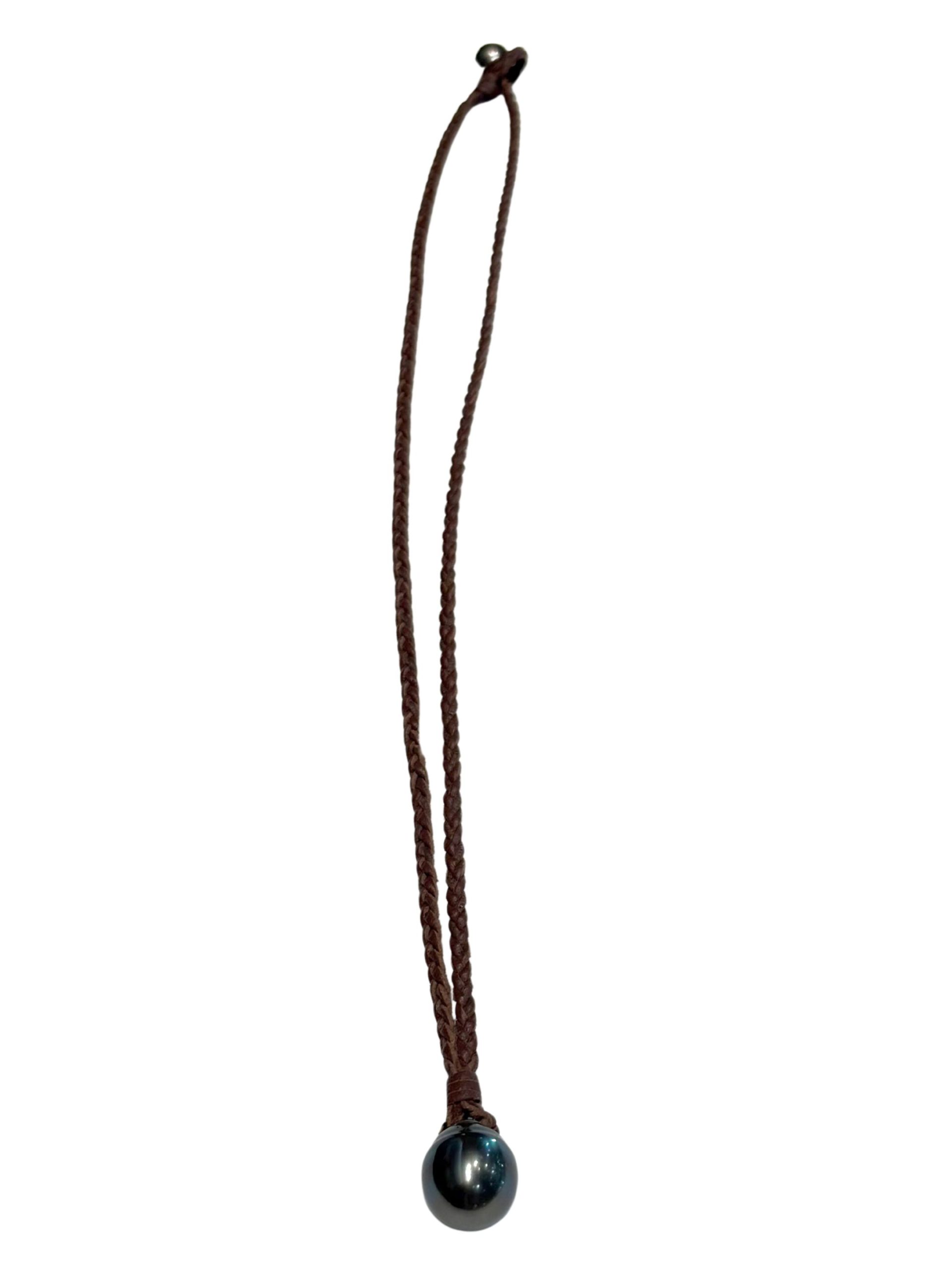 Braided leather pendant necklace with two Tahitian pearls (one approx. 15 mm, one approx. 9 mm).