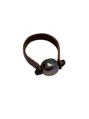 Ring with a single 9.5 mm Tahitian pearl mounted on a hand-rolled leather band.