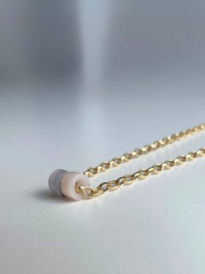 „Delicate 18K gold-plated sterling silver necklace, 44 cm length, intuitively adjustable, with two crystal donut pendants in pink jade and chalcedony; handcrafted from recycled materials, symbolizing love, harmony, openness, and emotional balance.“