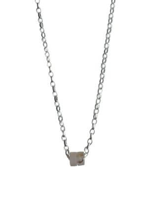 „Delicate sterling silver necklace, 44 cm length, intuitively adjustable, with two crystal donut pendants in pink jade and chalcedony; handcrafted from recycled materials, symbolizing love, harmony, openness, and emotional balance.“